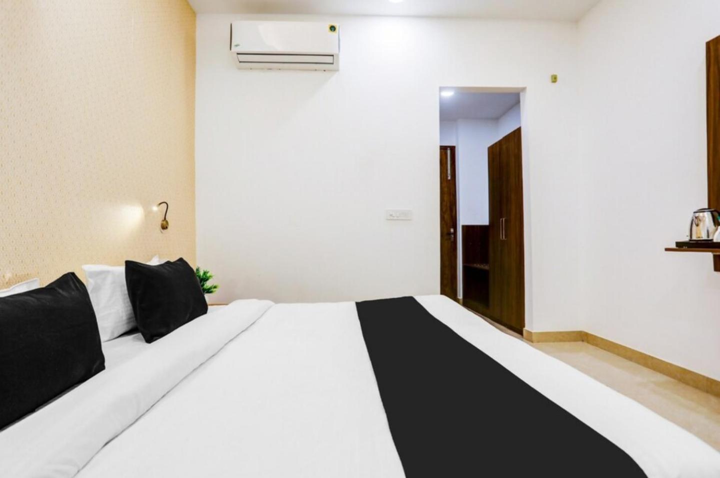 The Grand Blue Hotel Greater Noida Exterior photo