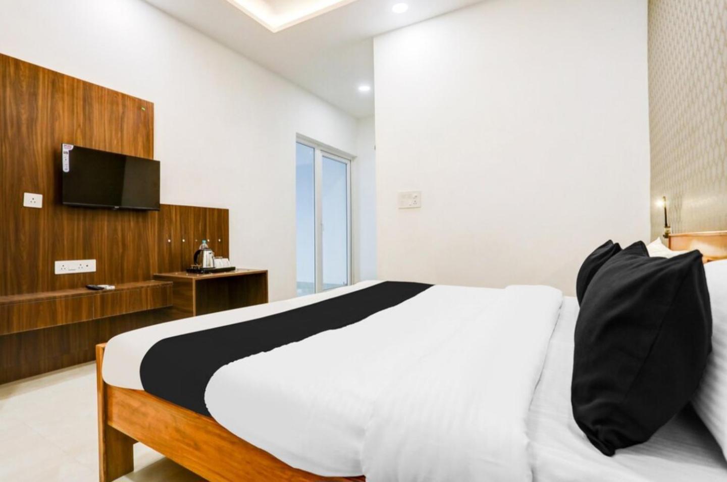 The Grand Blue Hotel Greater Noida Exterior photo